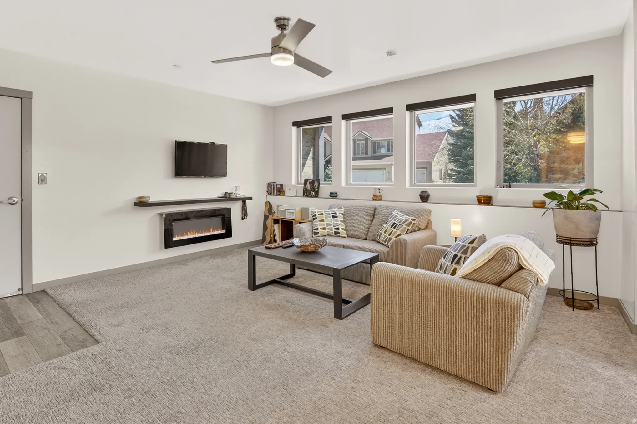Lower Level Lockout Apartment - Living Room
