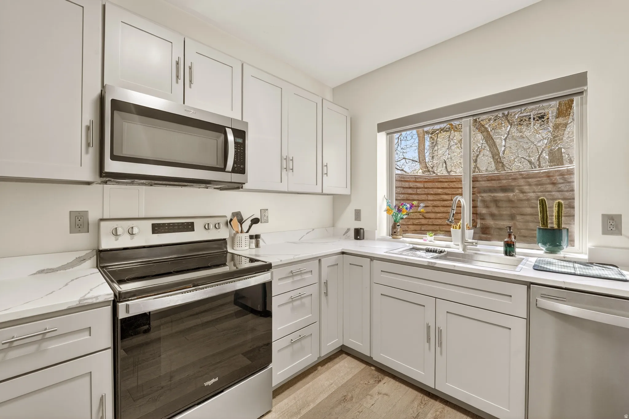 Lower Level Lockout Apartment - Full Kitchen