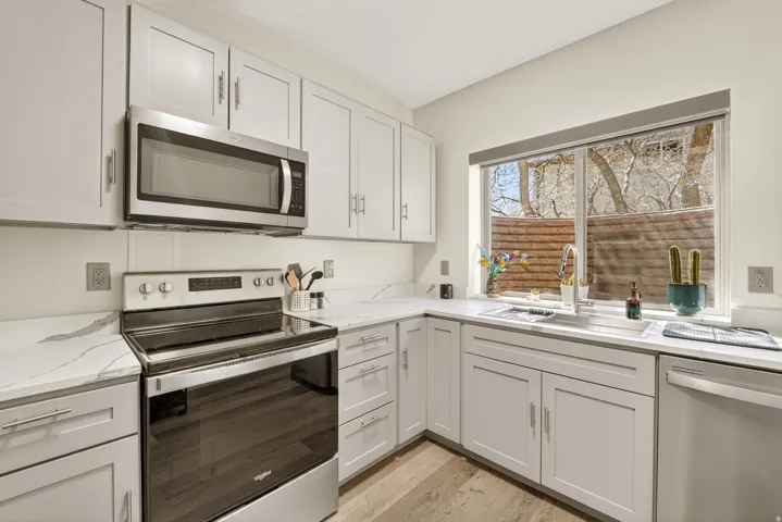 Lower Level Lockout Apartment - Full Kitchen