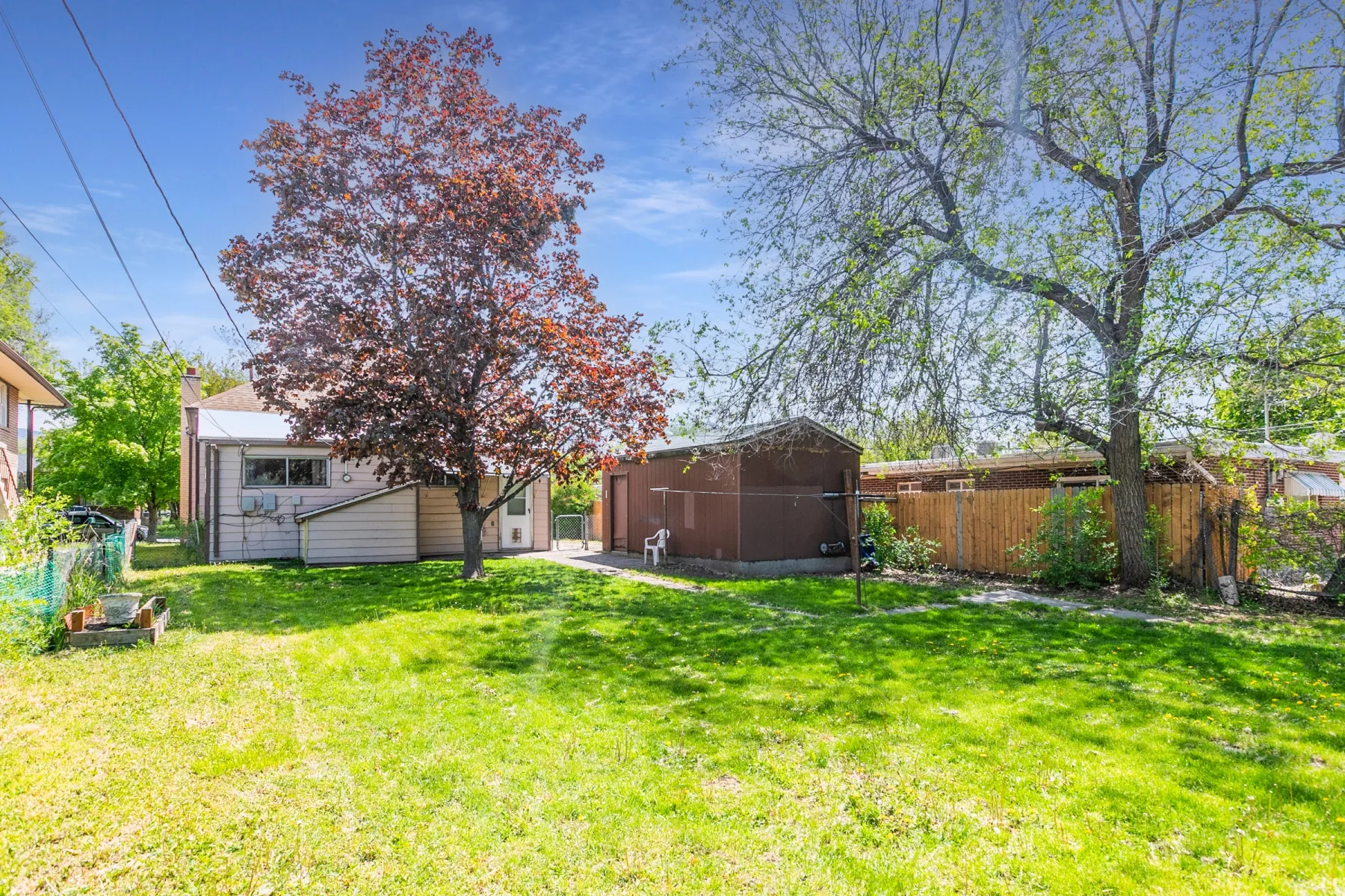 View of yard featuring an outdoor structure