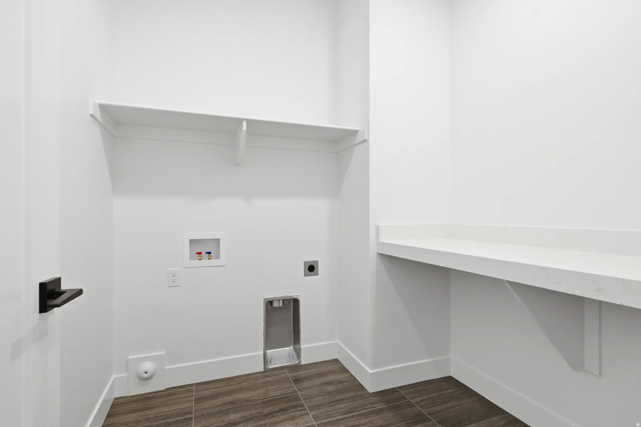Laundry area featuring hookup for an electric dryer and washer hookup