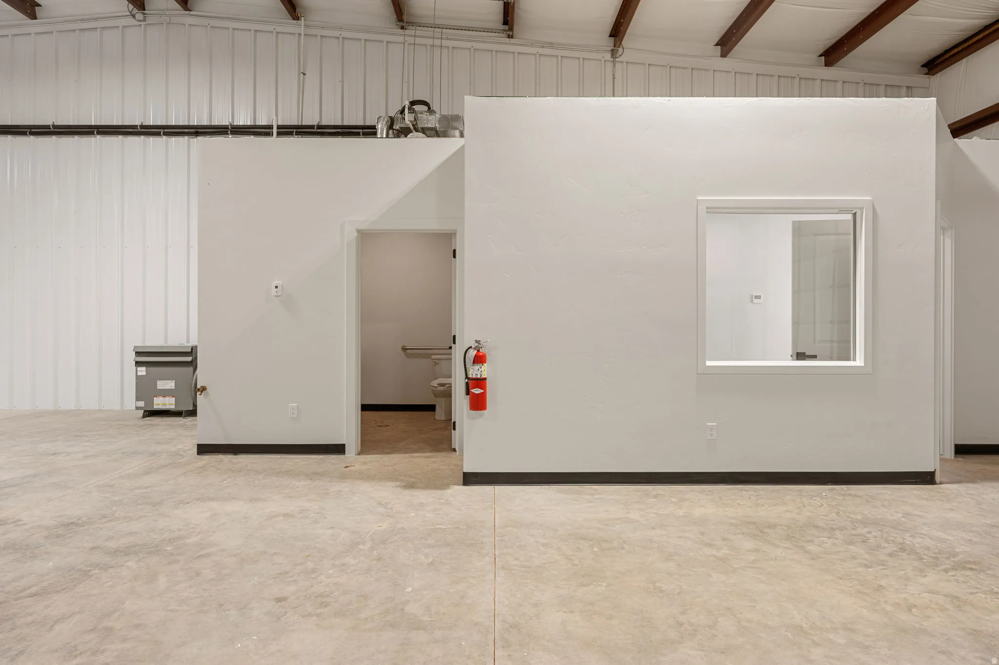Empty room featuring concrete flooring