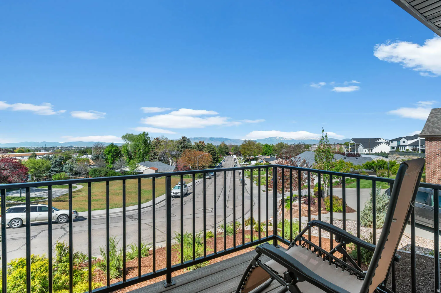 Balcony featuring a mountain view