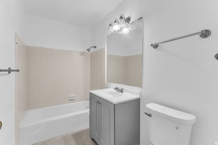 2nd full bathroom. with shower tub combo.
