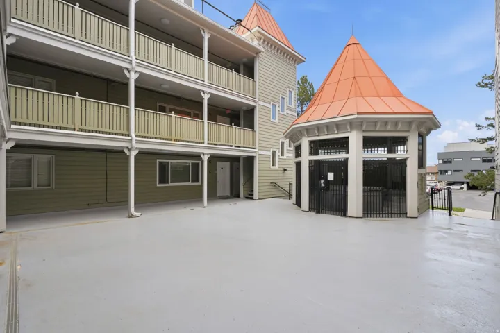 View of apartment building / complex