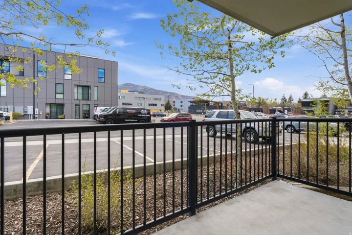 Balcony featuring a mountain view