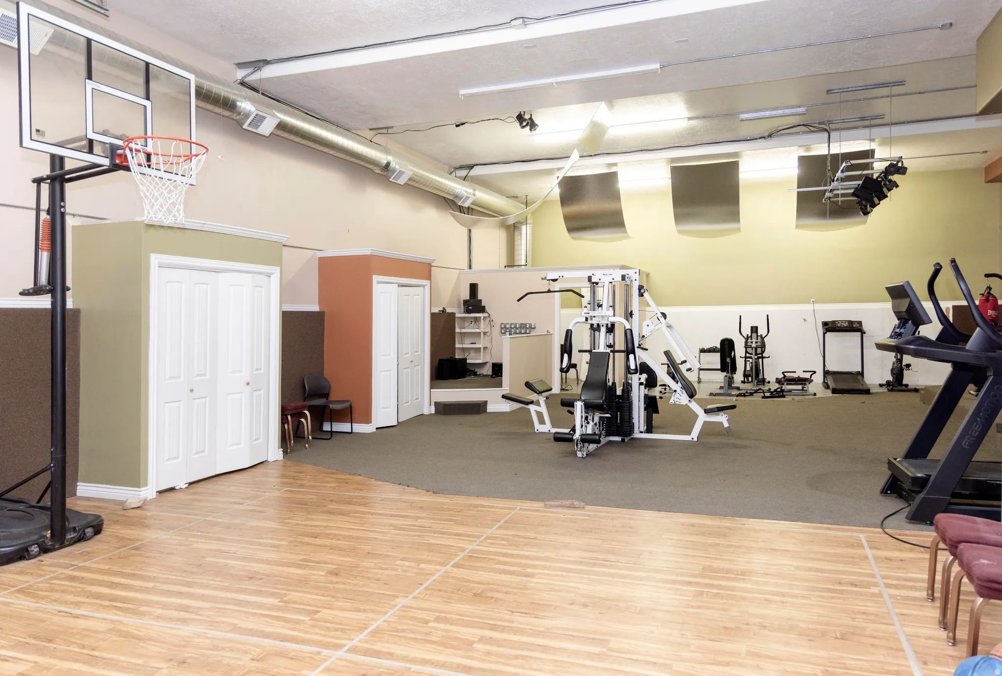 Spacious 1st floor with many possibilities