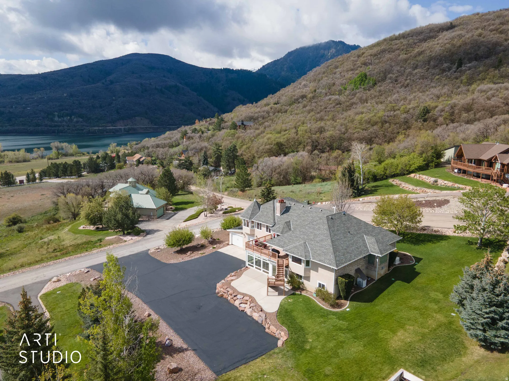 Aerial view of property and surrounding area with mountains