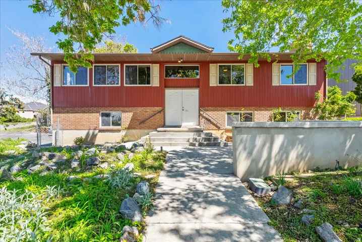 Split foyer home