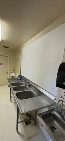 Laundry area with a sink and concrete floors