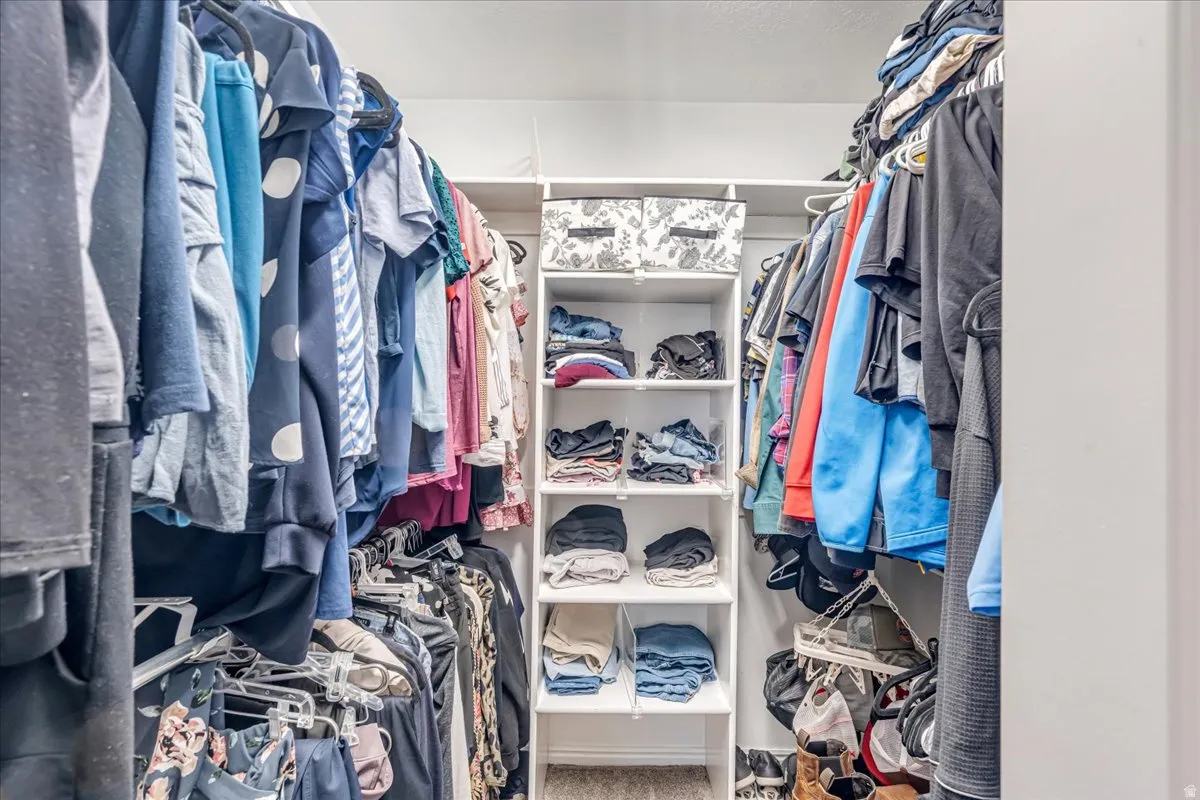 Walk in closet featuring carpet