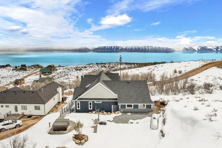 Snowy aerial view featuring a mountain view