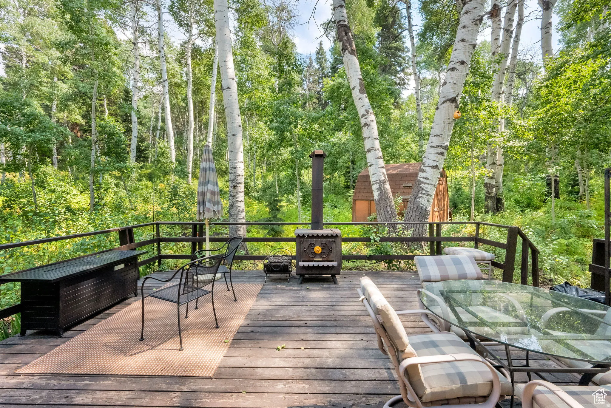 Deck with outdoor dining area
