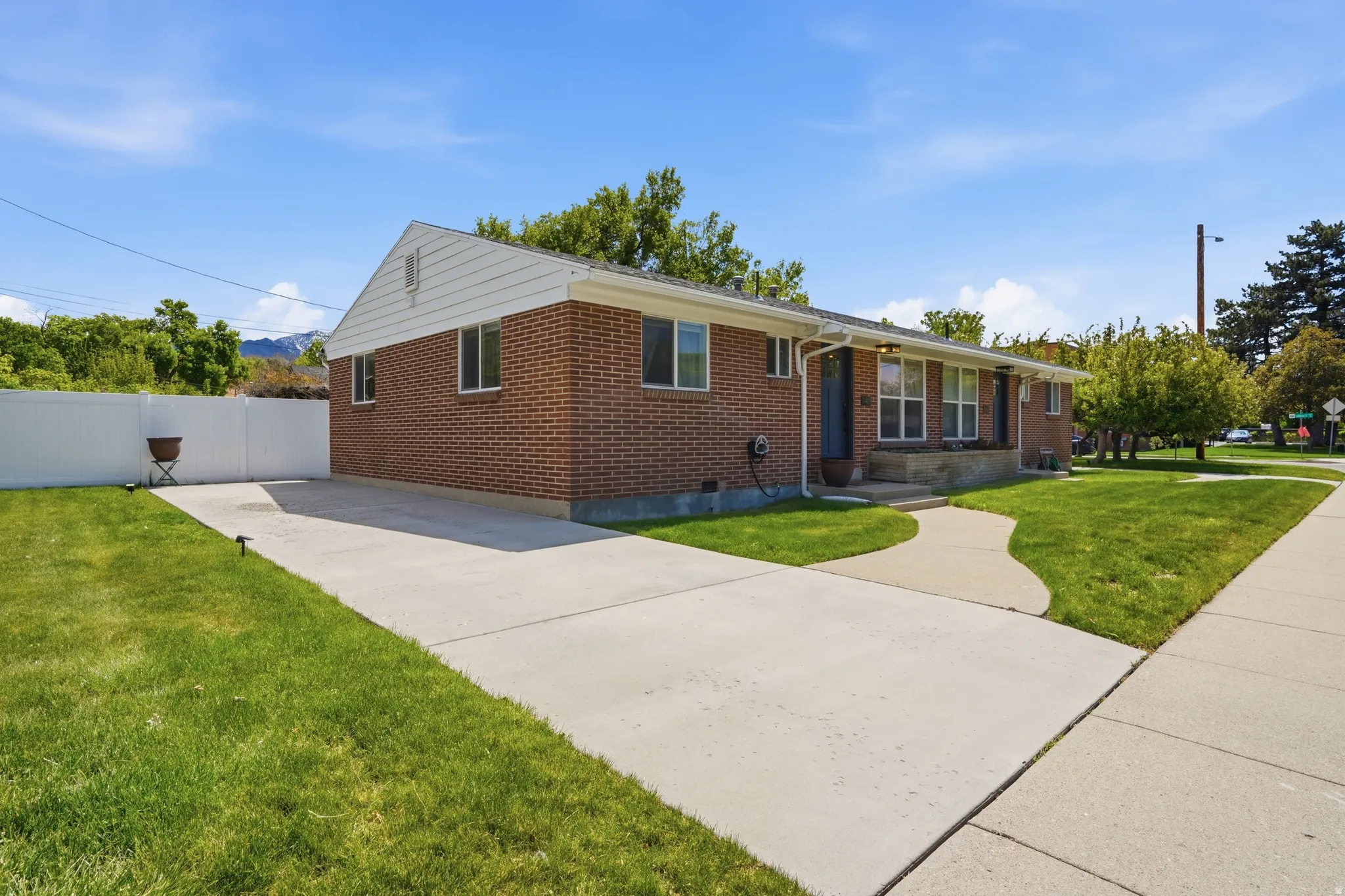 Ranch-style house with brick siding and driveway