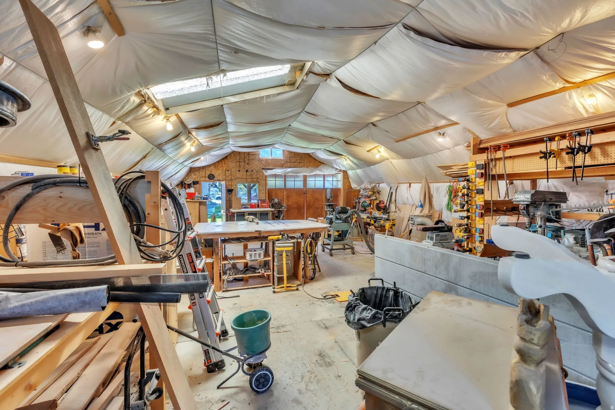 Miscellaneous room with a workshop area
