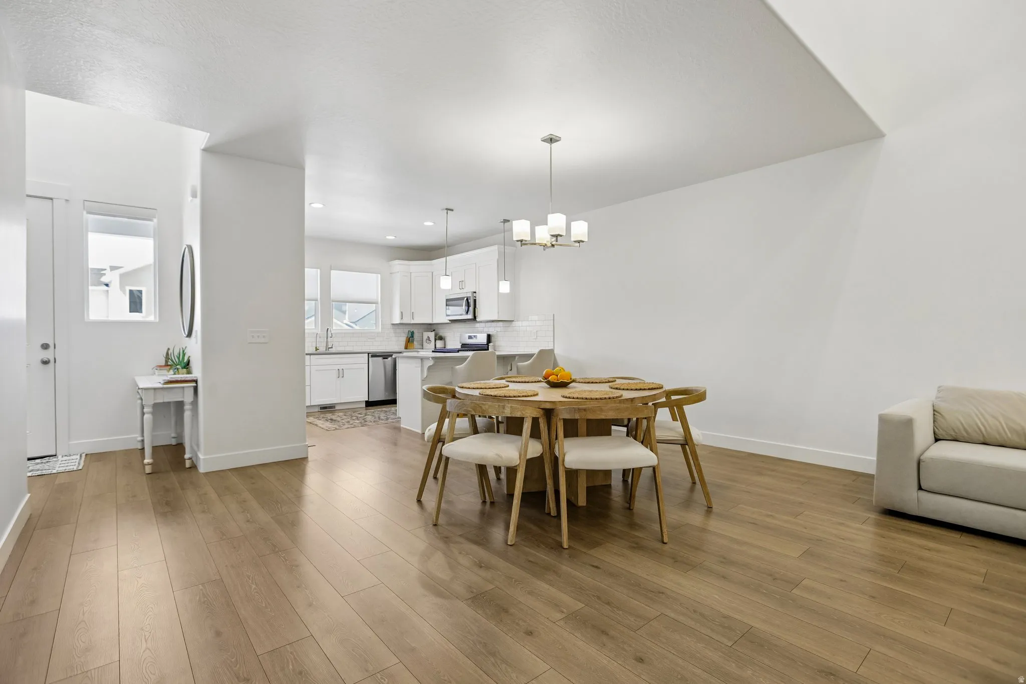 Dining area to Kitchen