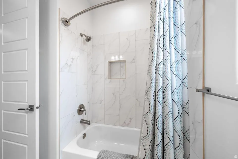 Full bath with shower / tub combo with curtain