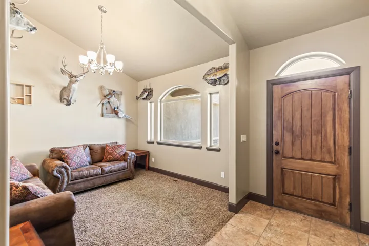 Entryway featuring lofted ceiling and suspended lighting