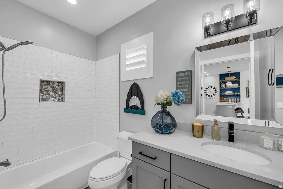 Full bath with vanity and bathing tub / shower combination