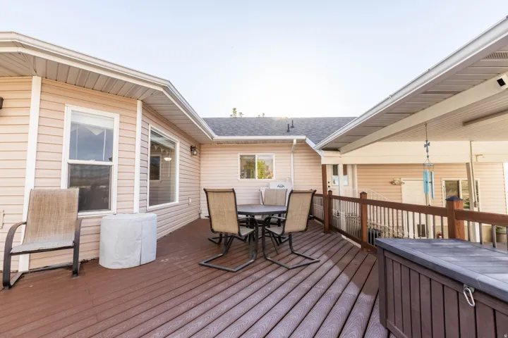 Deck with outdoor dining area