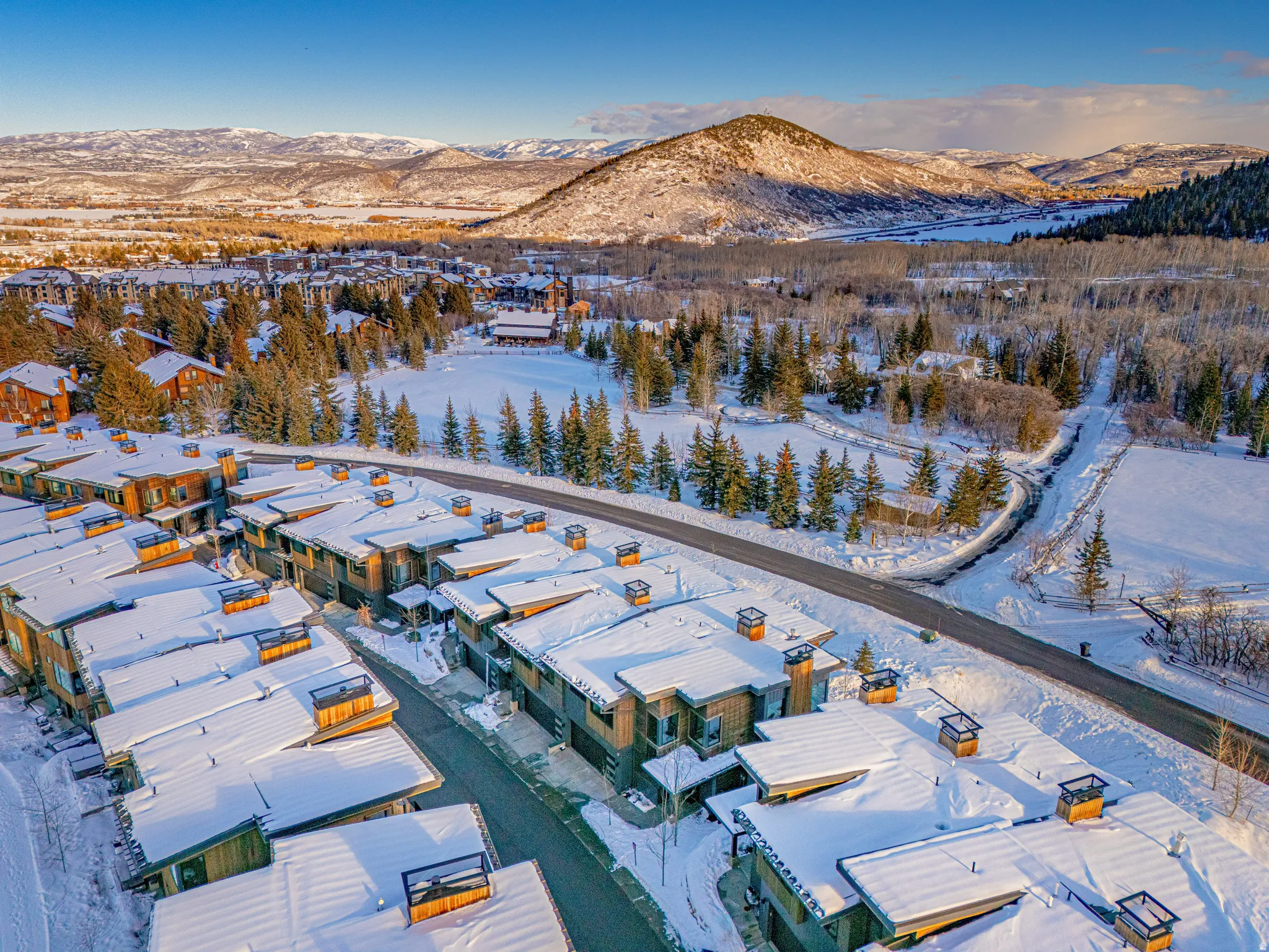 Snowy aerial view featuring a mountain view