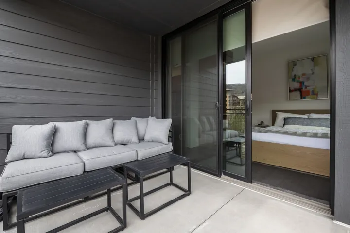 Balcony featuring an outdoor hangout area