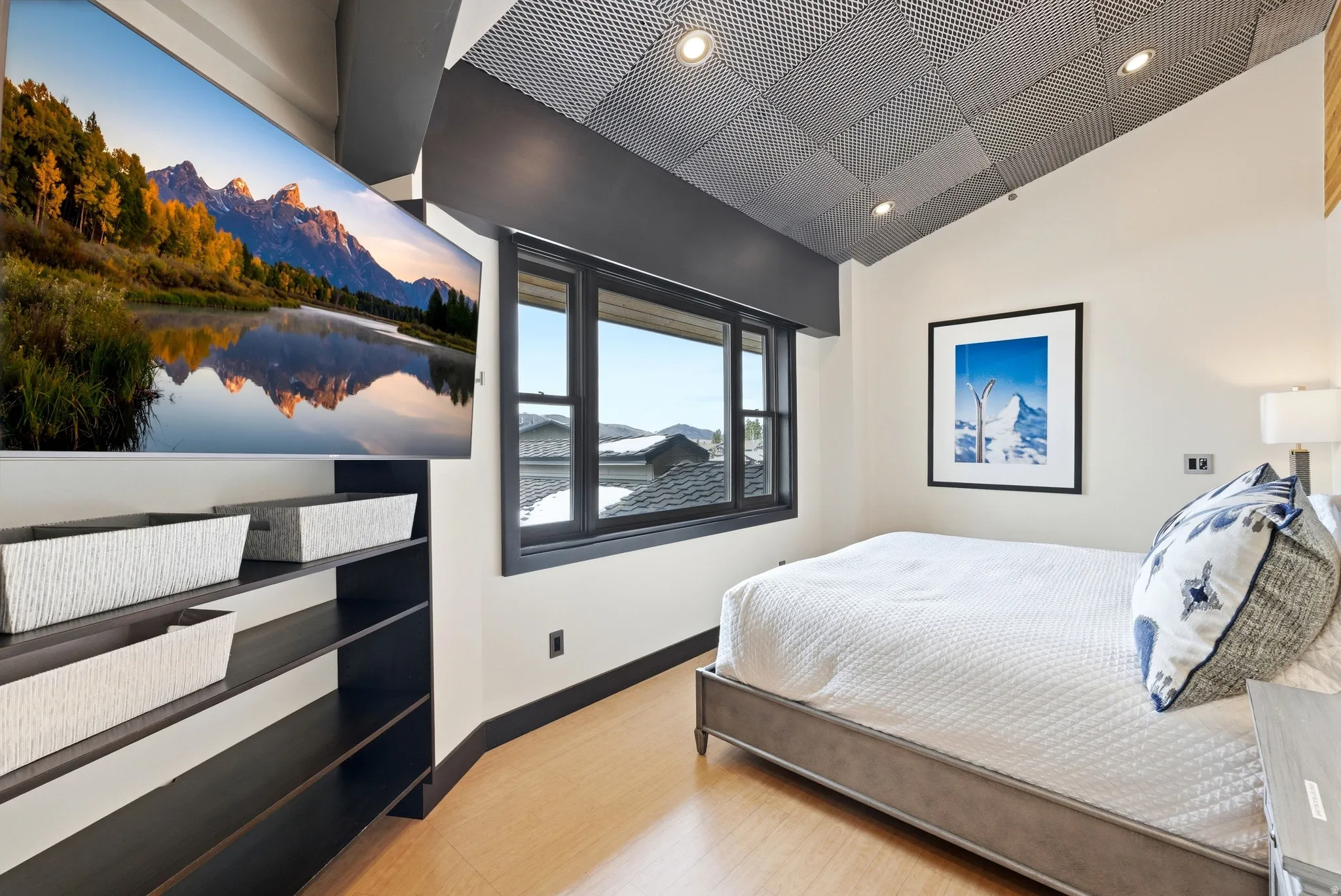 Vaulted ceiling with integrated lighting and distinctive textured panels