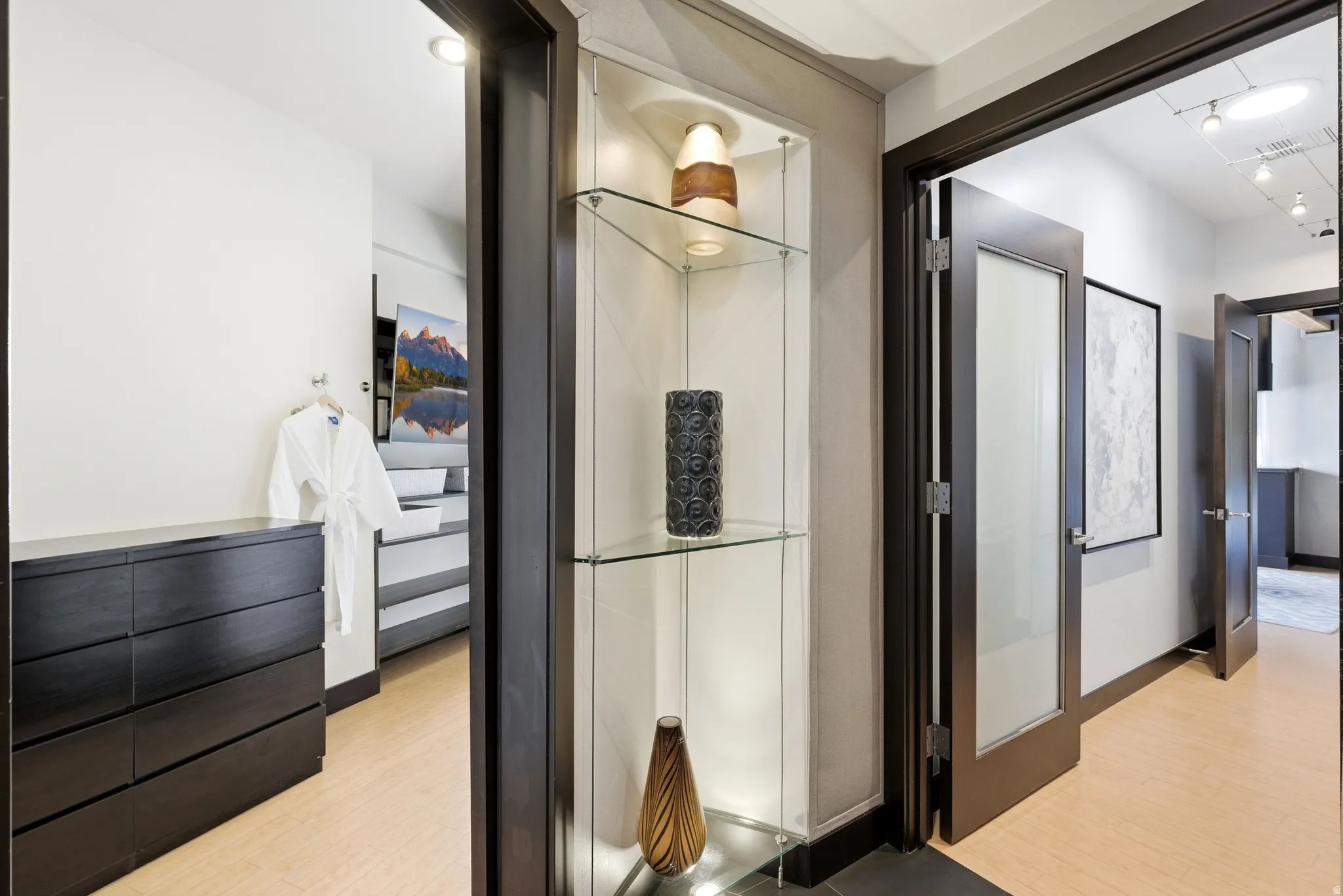 Illuminated built-in display shelving with glass shelves