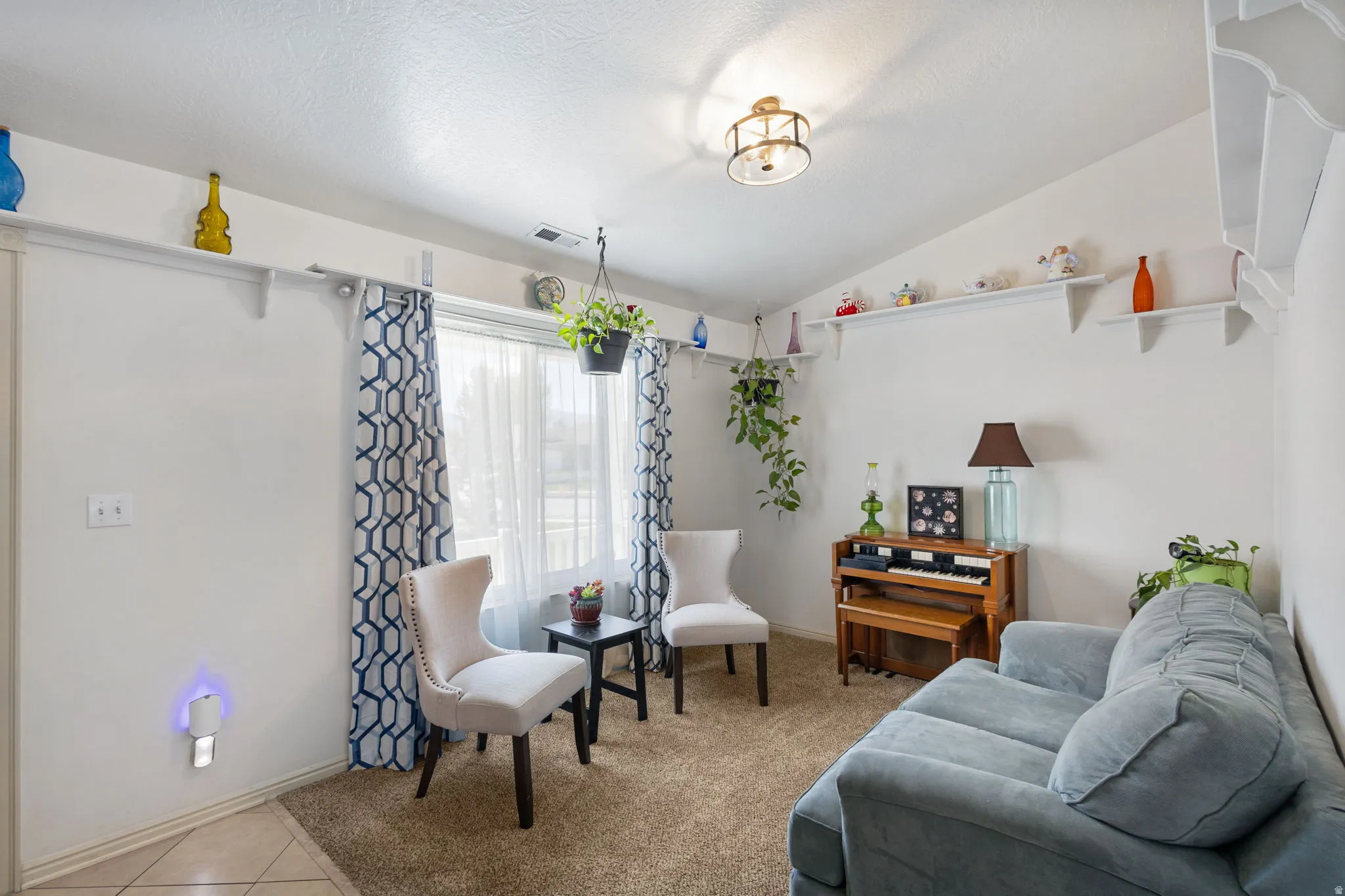 Sitting room featuring vaulted ceiling and baseboards