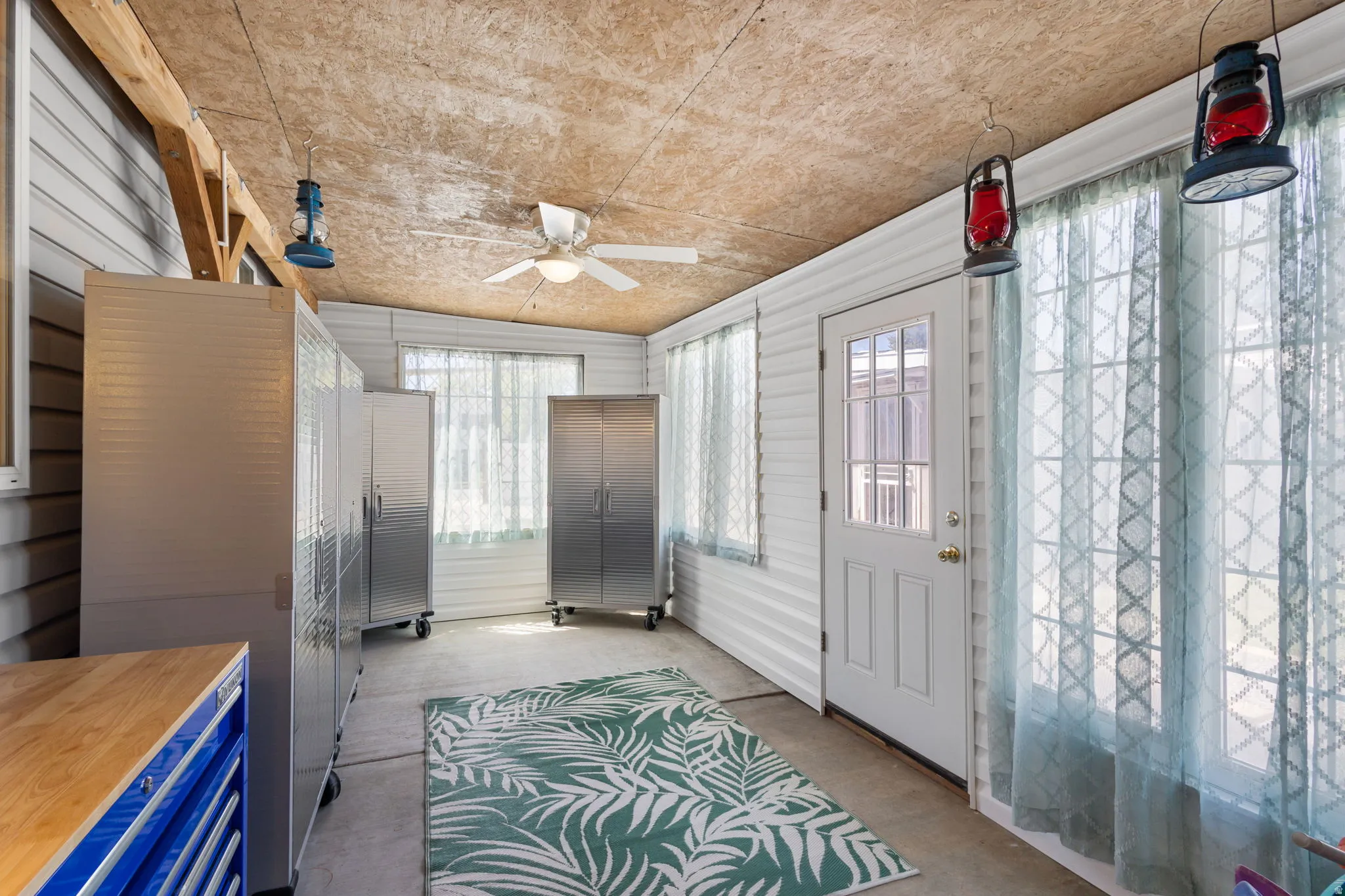 Sunroom / solarium with ceiling fan