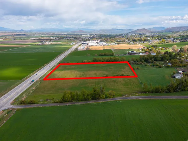 View of rural area with property boundaries highlighted and mountains