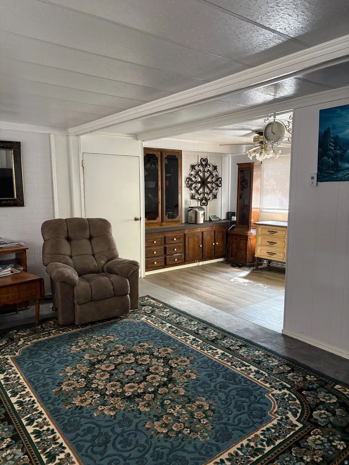 Living area featuring crown molding and ceiling fan
