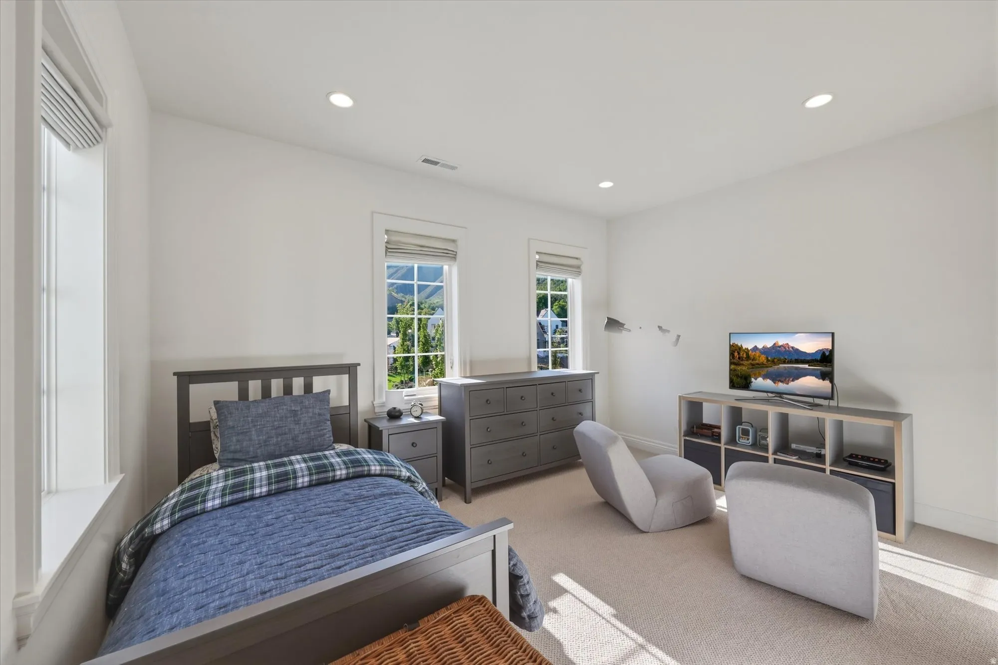 Second upstairs bedroom