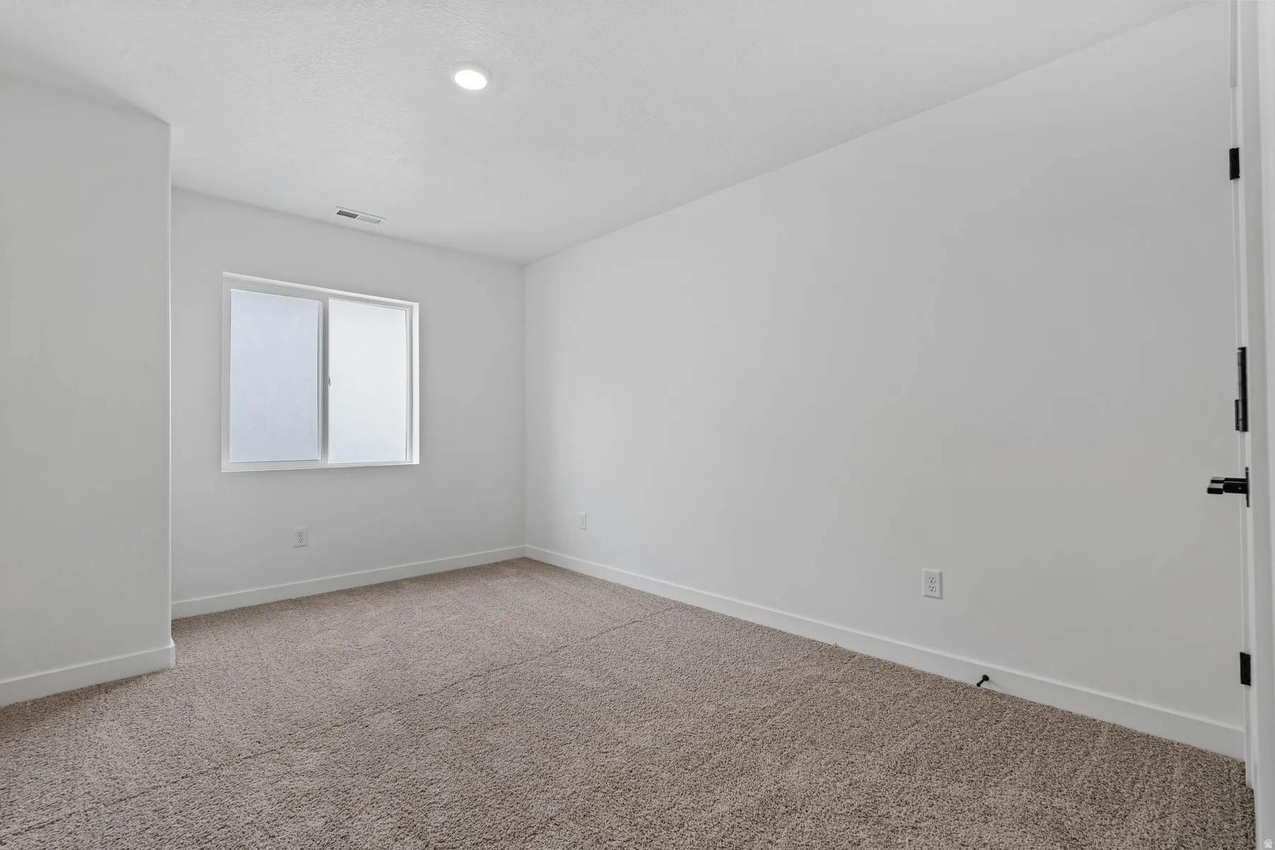 Carpeted empty room with baseboards