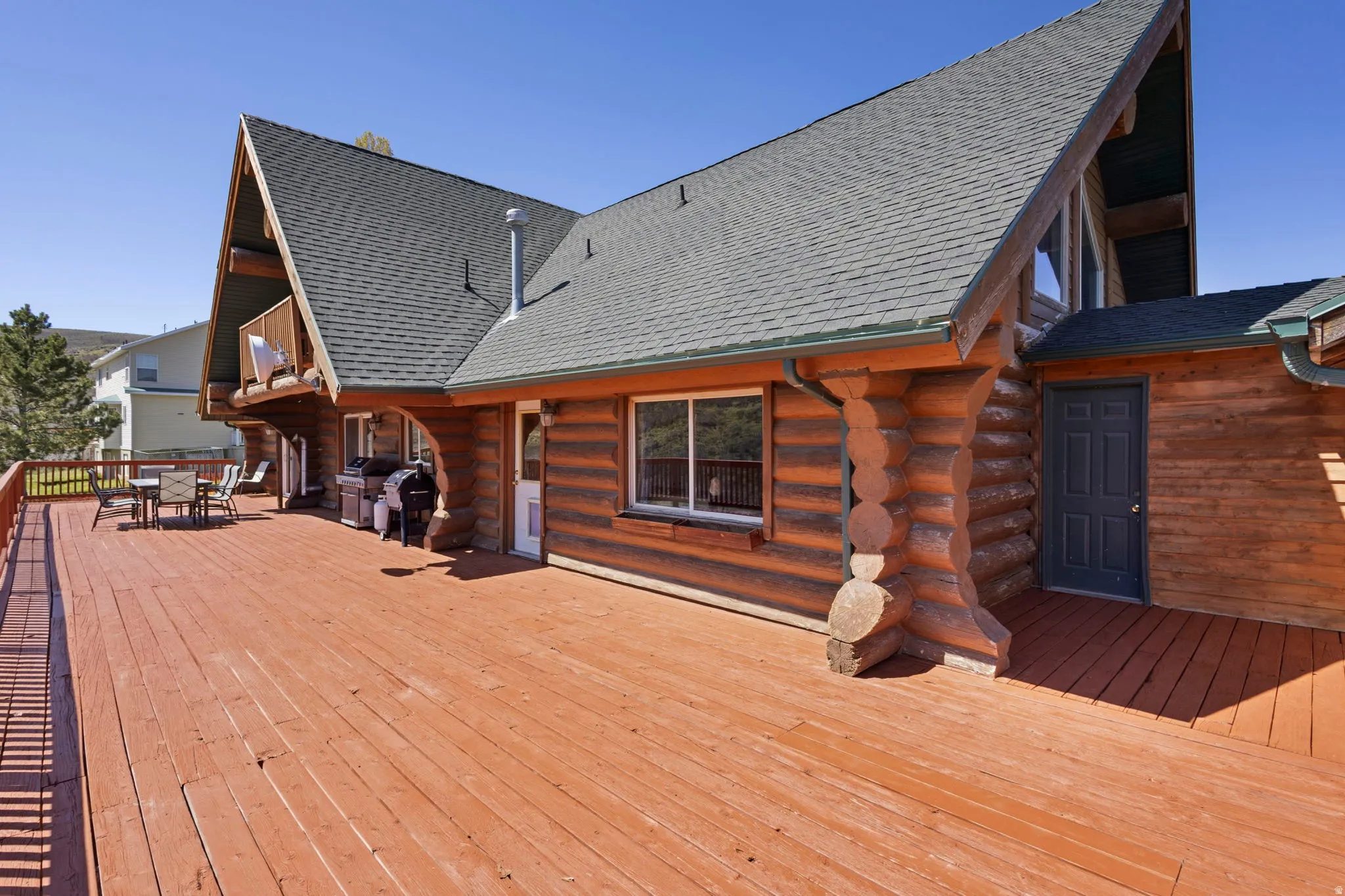 Deck with outdoor dining space