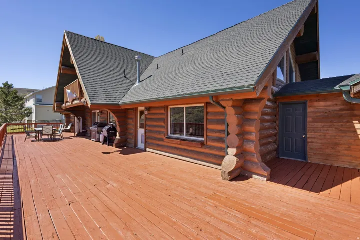 Deck with outdoor dining space