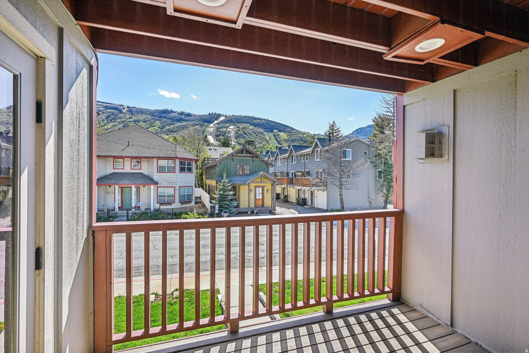 Balcony featuring a mountain view