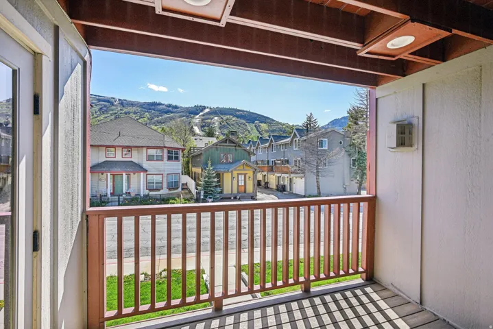 Balcony featuring a mountain view