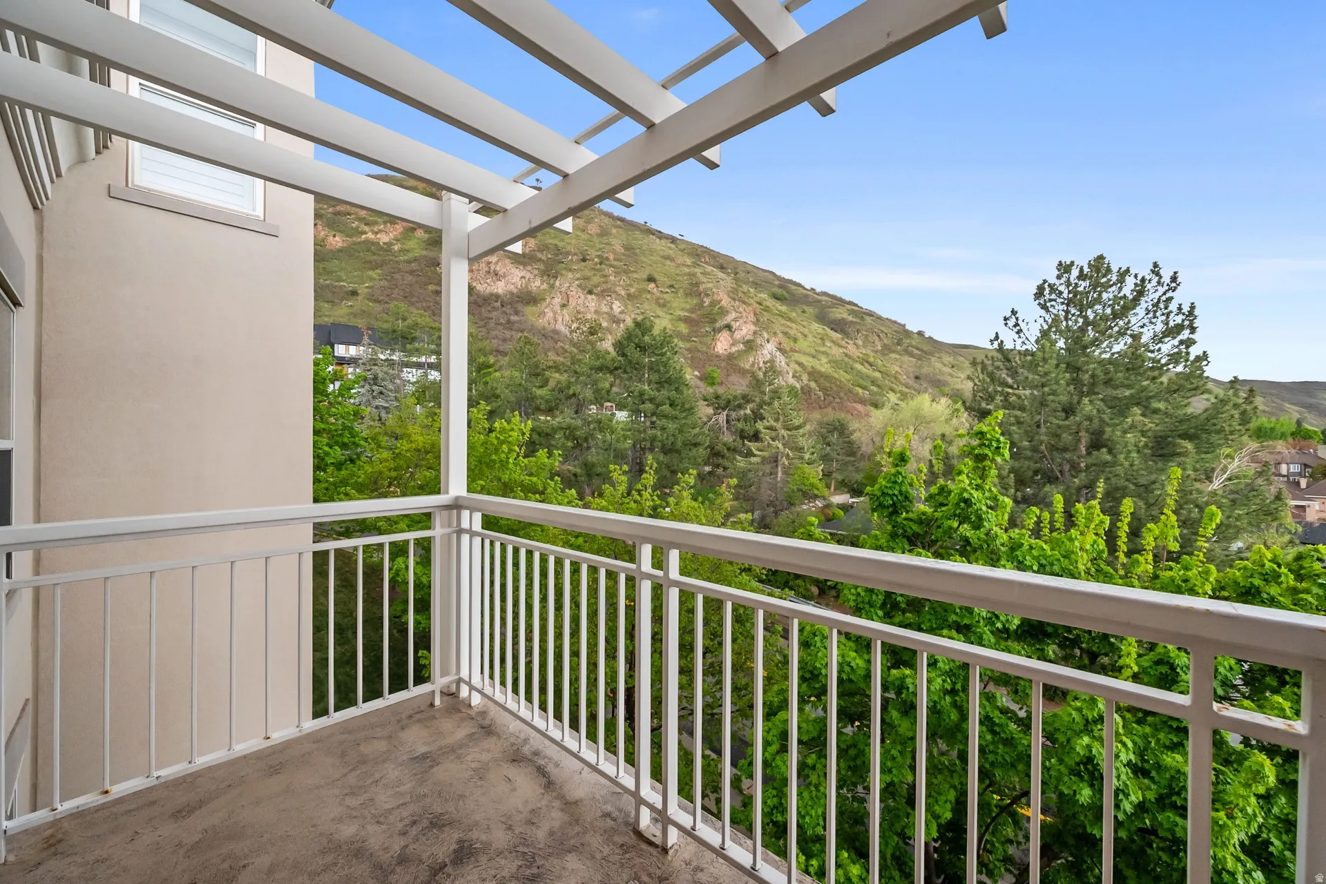 Balcony with a mountain view and a pergola