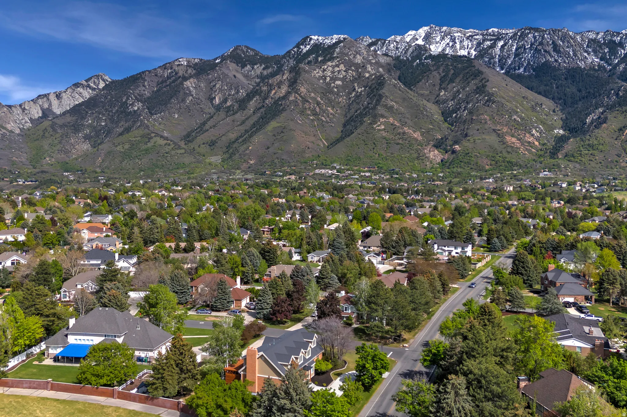 Aerial view of property and surrounding area featuring a mountainous background and beautiful Pepperwood community.