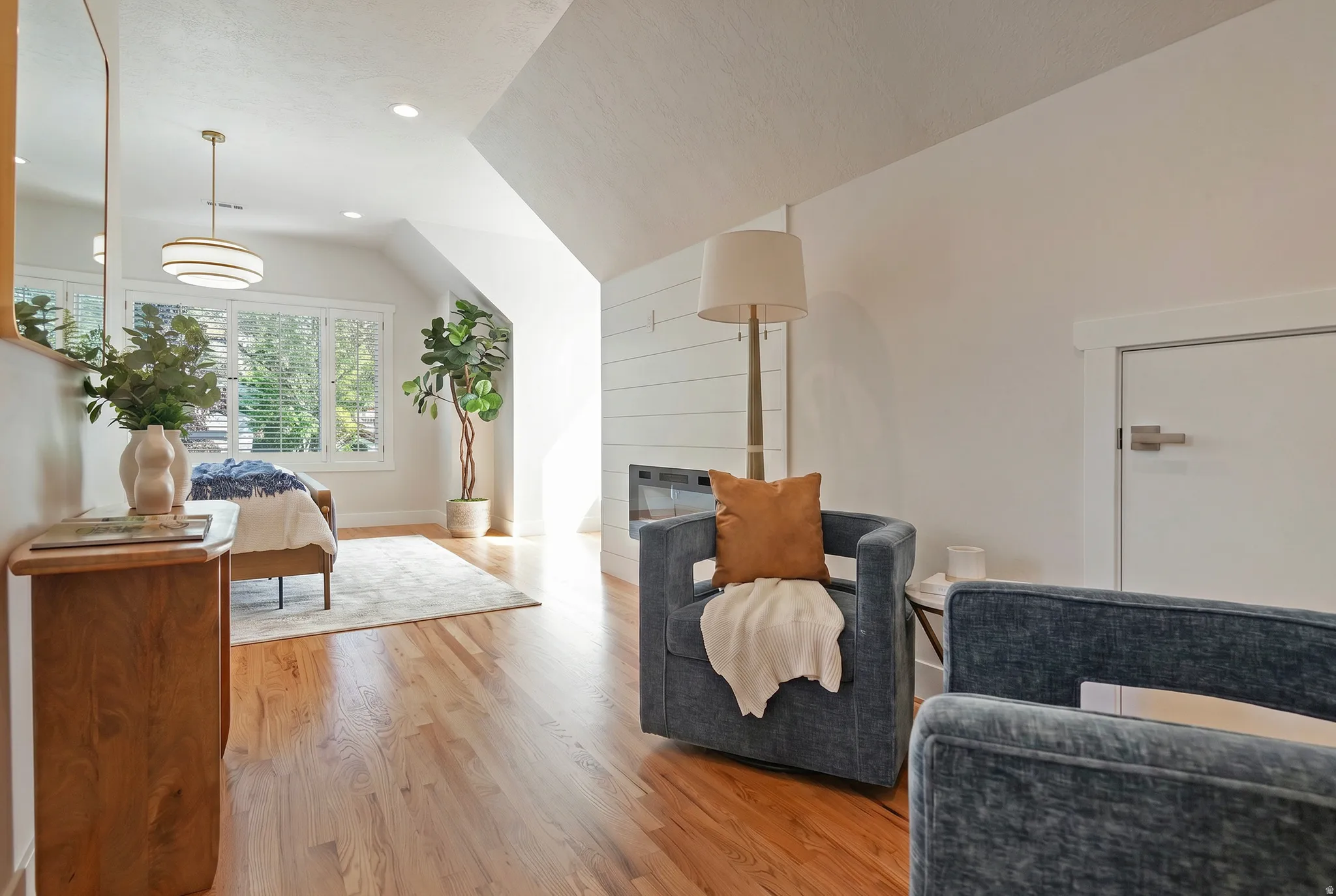 Huge primary suite w/Sitting room