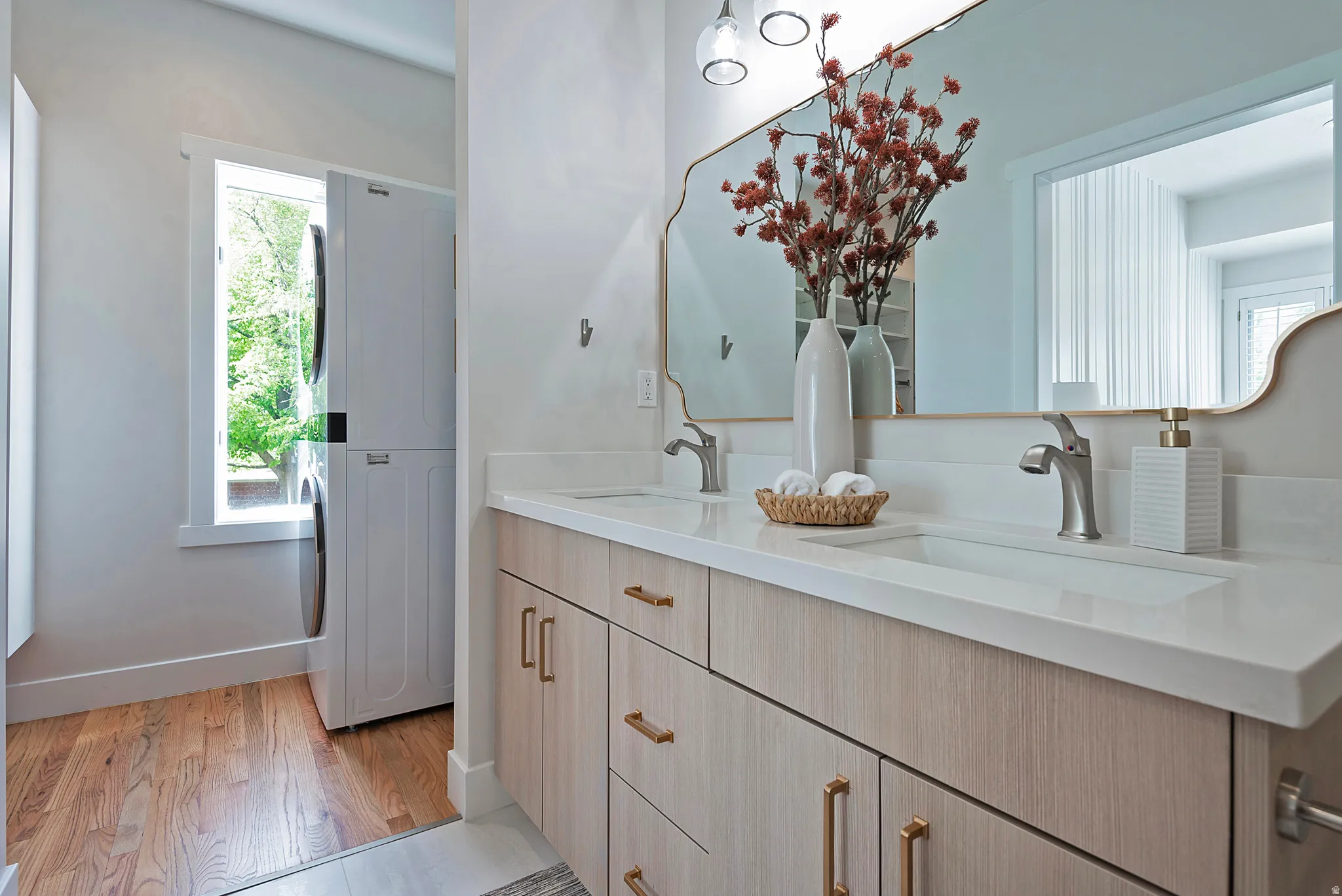 Ensuite main floor bath with second laundry