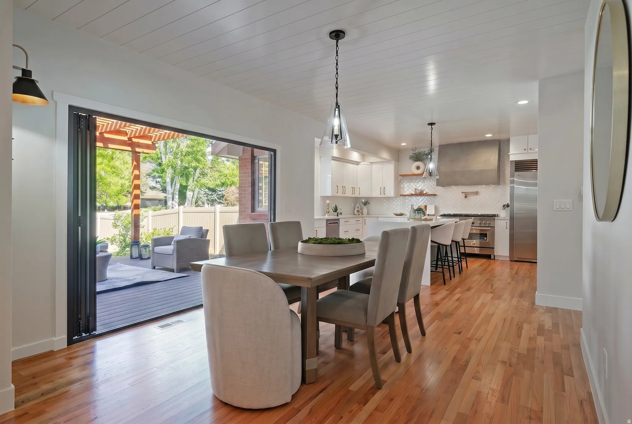 Indoor/outdoor dining -perfect for seamless entertaining!