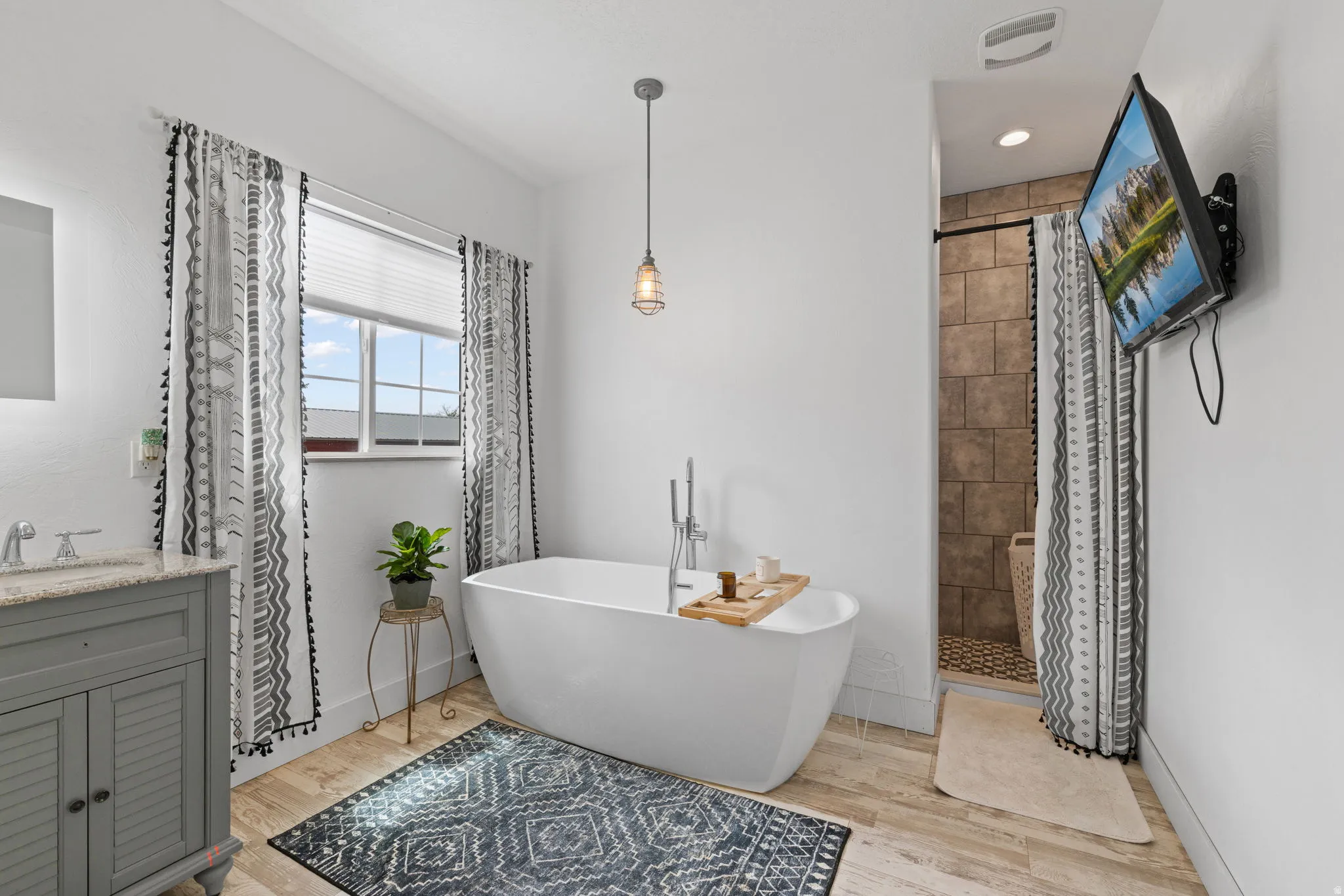 Primary Bedroom with en-suite, freestanding soaking tub