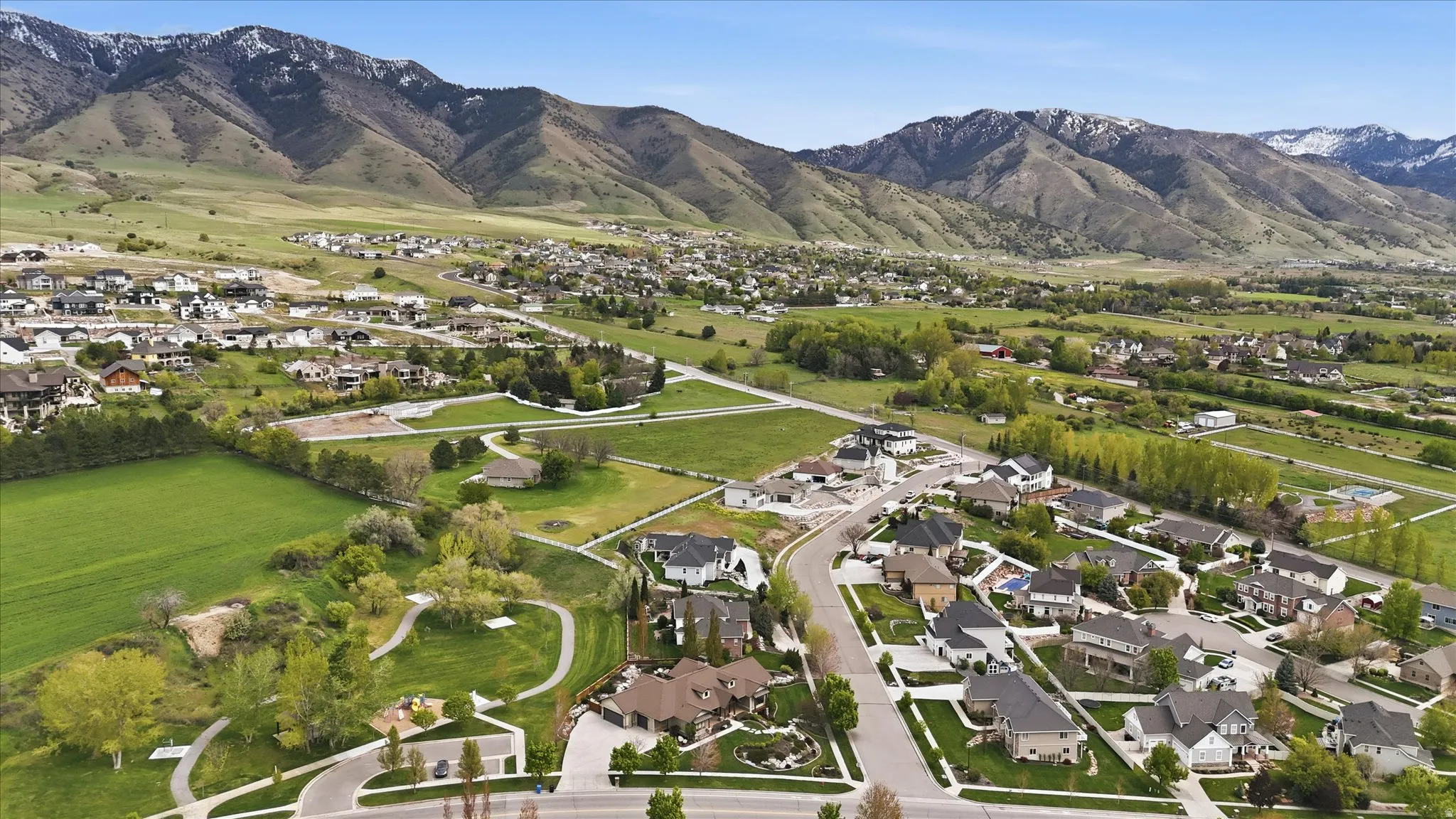 Expansive neighborhood featuring numerous residential properties and a mountain backdrop