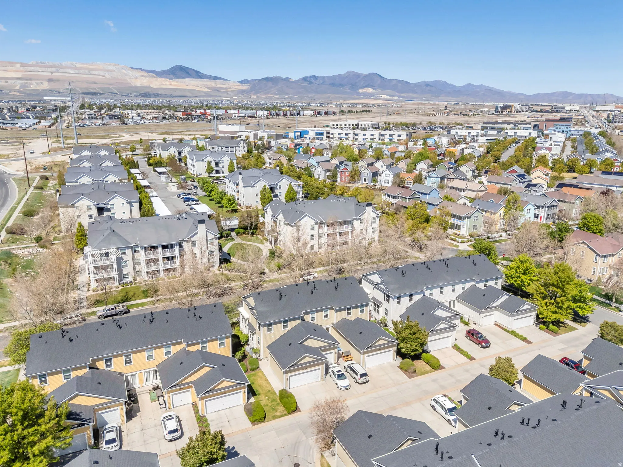 View of property location featuring a mountainous background and nearby suburban area