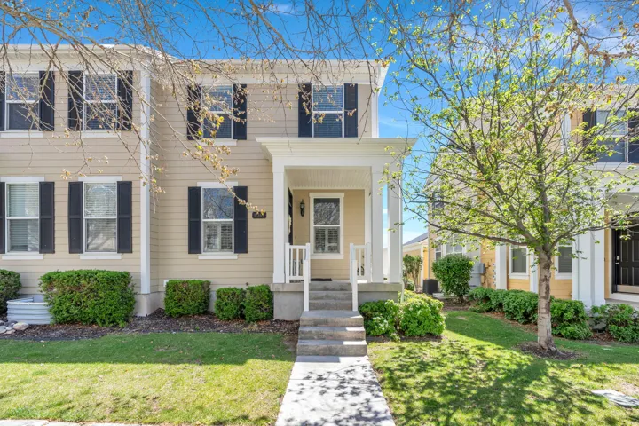 View of front facade featuring a front yard and covered porch