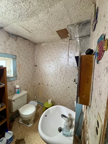 Bathroom 1 near kitchen