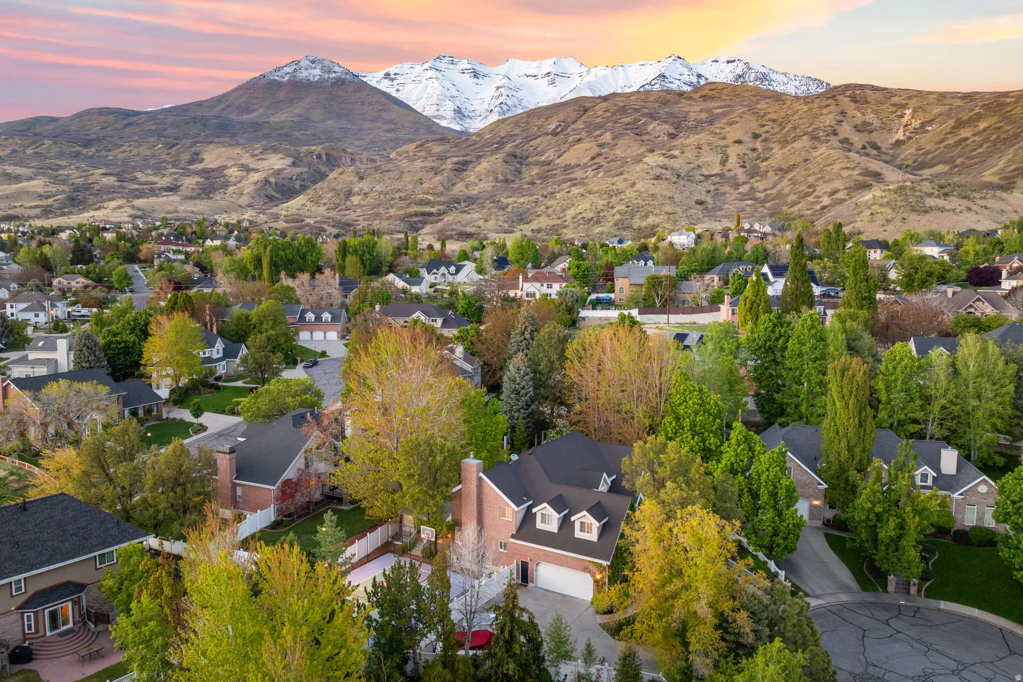Residential neighborhood featuring mature trees, a cul-de-sac street layout, and mountain views