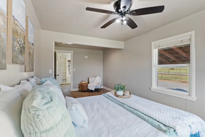 Ceiling fan with integrated lighting